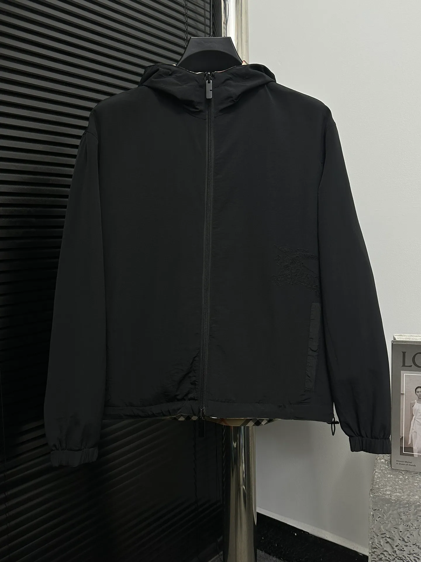 【Burberry】BBR 、 、 、 ， Breathable 、 ； Wear-Resistant . 。 、 ， ， 、 。 、 ， ： ， Classic ， ➕ ， “ ” ， ， 。 Size：S M L XL